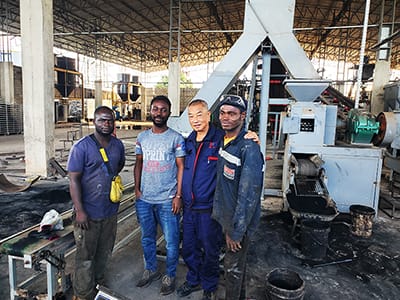 Африка: Станок для угольных брикетов